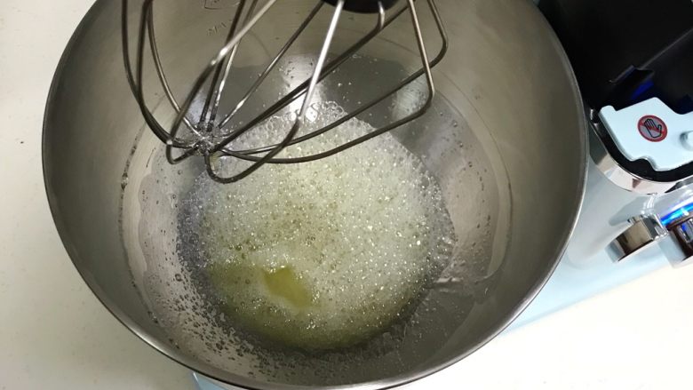 菠菜戚风(8寸中空模),用厨师机6档低速把蛋白打至粗泡,加入1/3细砂糖。