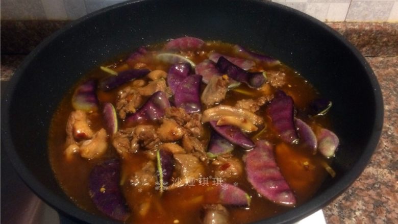 红扁豆烧鸭,加入适量清水大火煮开后转中火煮至汤汁浓稠。(清水淹没菜即可)