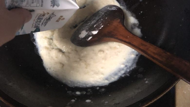 千层面,加入牛奶搅成白面糊