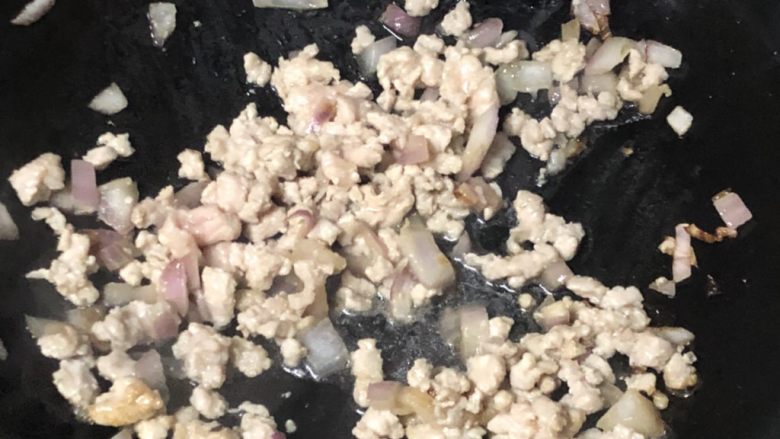 千层面,肉末洋葱炒香