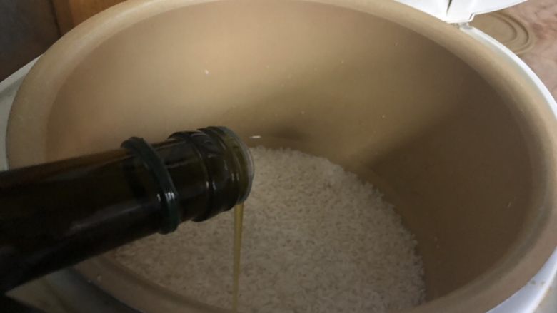 莴苣叶菜饭,米下锅,加入比平时烧饭少五分之一的水。倒入10克左右的油。开启煮饭流程。