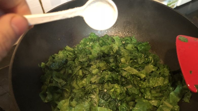 莴苣叶菜饭,加盐与鸡汁,翻炒均匀。