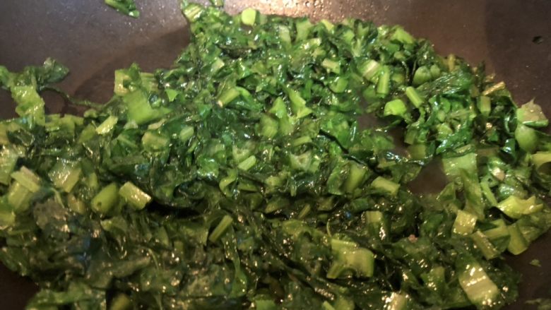 莴苣叶菜饭,至菜叶缩水,即可关火。