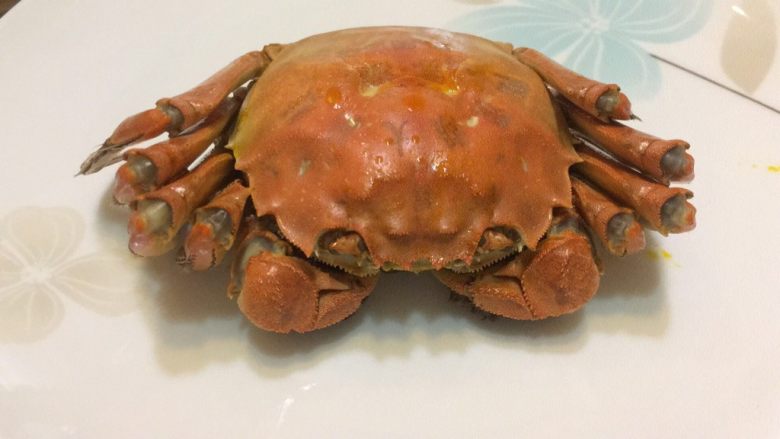 清蒸阳澄湖大闸蟹,新鲜的大闸蟹蒸熟后取出再去掉绳子,蒸熟的大闸蟹色泽橙黄,清香扑鼻。