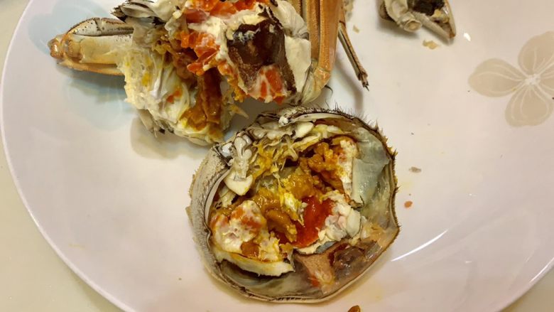 清蒸阳澄湖大闸蟹,蒸熟的雌蟹卵金黄色,雄蟹膏白玉状,滋味鲜美,味道醇厚,