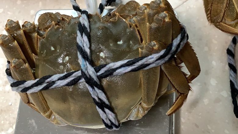 清蒸阳澄湖大闸蟹,上品母蟹150多克。大闸蟹上笼蒸煮的时候检查一下是否活的,死的大闸蟹蒸熟是臭的,且不能食用,有毒。