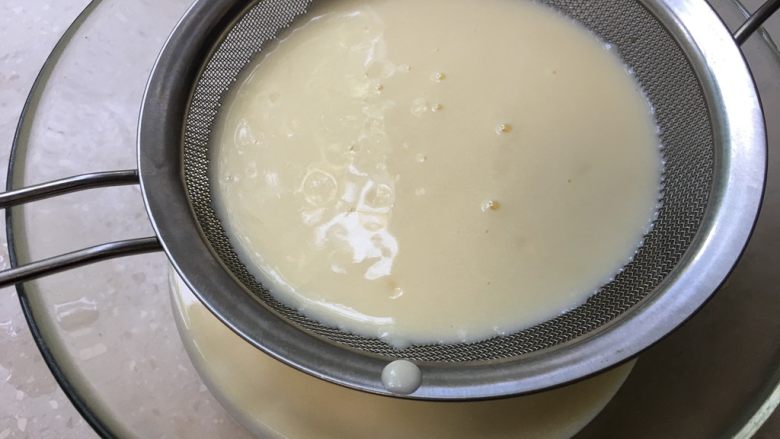 酸奶冻芝士蛋糕,酸奶芝士糊搅拌均匀后过筛一下。