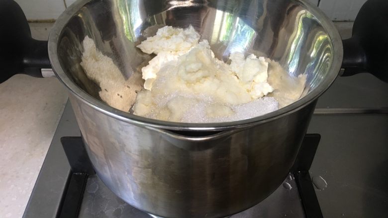 酸奶冻芝士蛋糕,奶酪和糖隔水融化,用手抽快速搅拌均匀,搅拌成糊状,细腻柔滑,无颗粒。