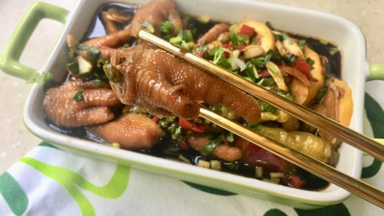 柠檬凤爪,每一块鸡爪麻辣有滋、皮韧肉香,开胃健脾,很好的下饭菜!