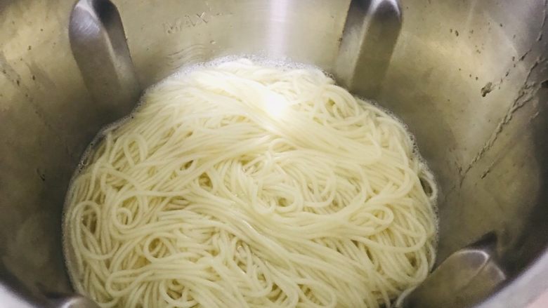 葱油拌面,加入细挂面（或手擀面）
设置：3分钟100度L档（这里要根据你选用面的粗细来定煮面时间）关机后在焖2分钟