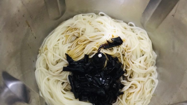 葱油拌面,放入 两勺葱油酱 （看面的多少来决定酱料放多少）