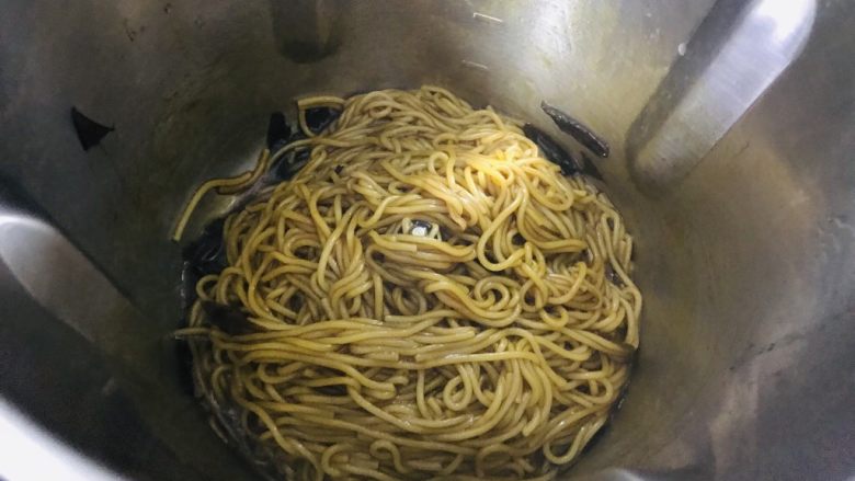 葱油拌面,面和葱油酱料调拌均匀。