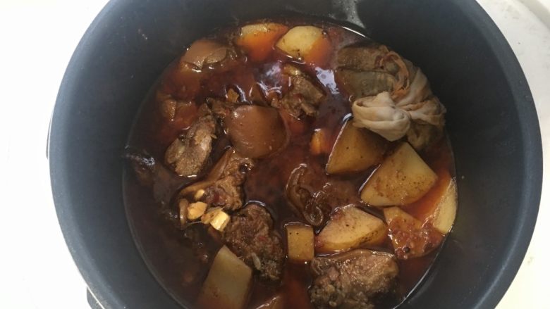 红烧土豆羊排,电压锅压制30分钟左右至羊排烂熟。