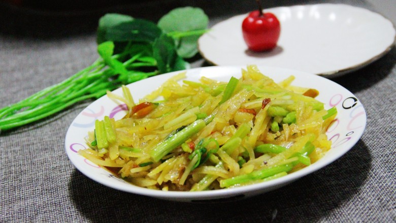 家常芹菜炒土豆丝