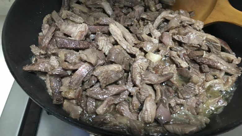 麻辣牛肉干,菜籽油烧热后加入牛肉丝爆炒,炒干水分。