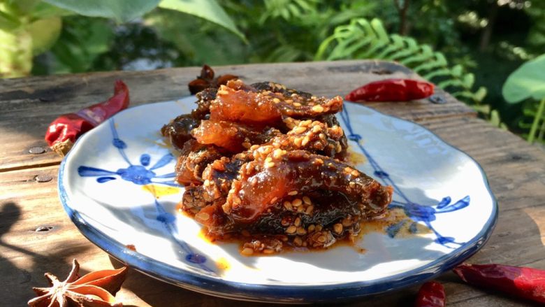 麻辣牛肉干,麻辣牛肉干是老爸很好的下酒菜，也是全家人的零食，嚼着牛肉干看电视，出门晒太阳带上牛肉干，一天可以管饱。