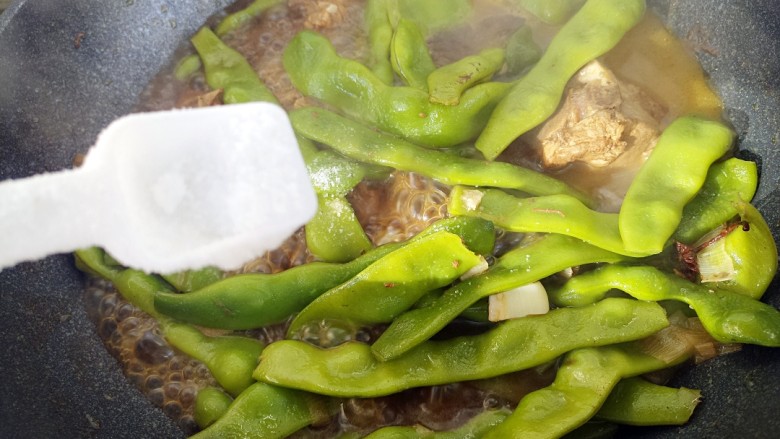 东北菜豆角炖排骨,小火炖20分钟,加两勺盐