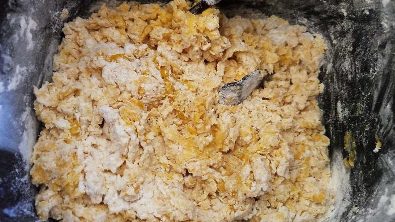 南瓜小餐包, 用筷子搅成面絮(防止面粉飞舞,馒头机刚开始都是慢速混合的,不搅也可以,我是习惯了)。