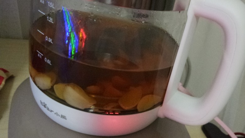 红枣百合汤,首先将清水加入养生壶中，再把<a style='color:red;display:inline-block;' href='/shicai/ 2470'>红枣</a>和<a style='color:red;display:inline-block;' href='/shicai/ 36'>百合</a>洗净。将洗好的<a style='color:red;display:inline-block;' href='/shicai/ 2470'>红枣</a>放入冷水中大火煮10分钟，转至小火煮10分钟放入<a style='color:red;display:inline-block;' href='/shicai/ 36'>百合</a>煮10分钟就可以了。