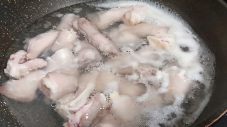 秋冬养生滋补《白果焖羊蹄》,羊蹄冷水下锅、加适量的生姜片、料酒2勺开始焯水、水开继续焯水5分钟(可以去除多余的羊蹄沫)