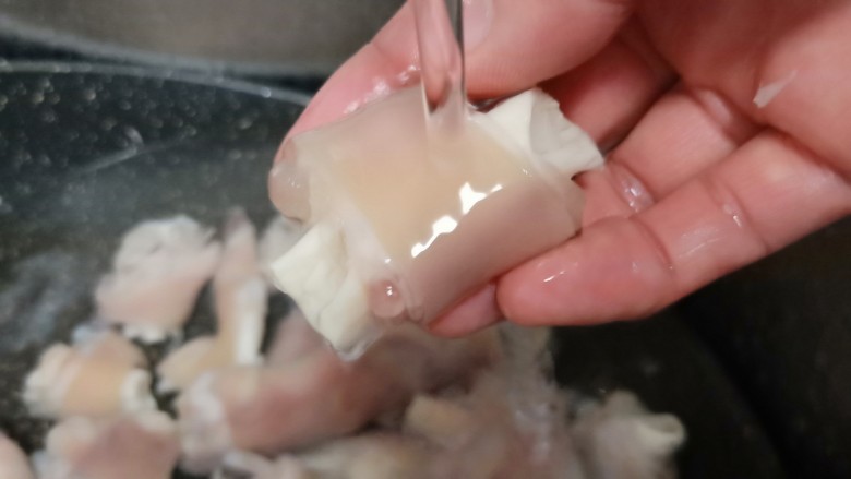 秋冬养生滋补《白果焖羊蹄》,焯水过后的羊蹄用流水冲洗去多余的沫沫,控一下水份。