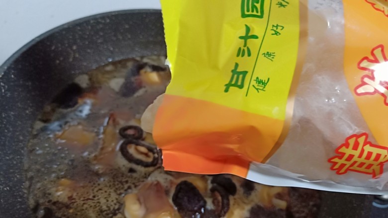 秋冬养生滋补《白果焖羊蹄》,加点甘汁园的黄冰糖(加甘汁园的黄冰糖一起炖、炖好的羊蹄色泽好、口感就更加不用说了)