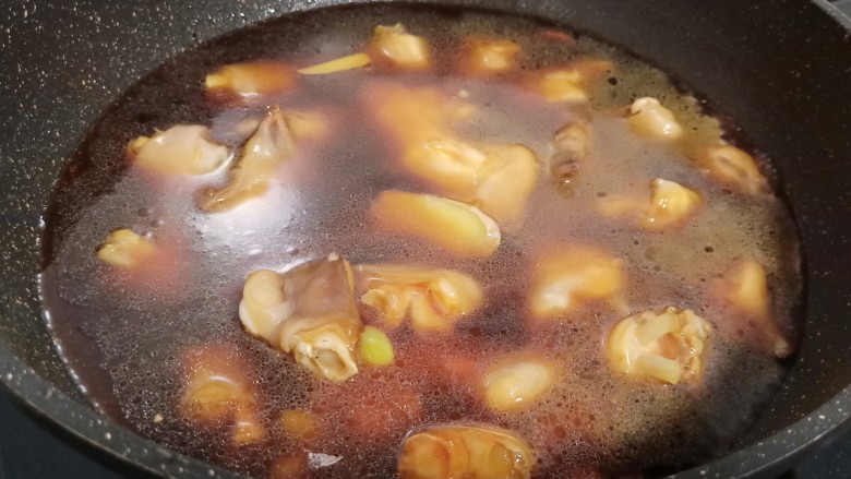 秋冬养生滋补《白果焖羊蹄》,加适量的开水慢慢炖(水量要没过羊蹄)加少许的陈皮、桂皮、千里香、开大火煮开、中小火慢慢炖熟。