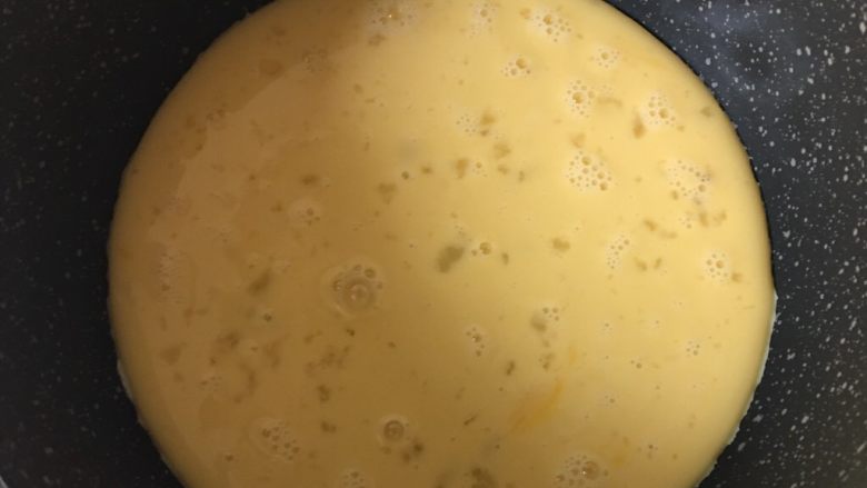 紫薯蛋卷,5️⃣ 不粘锅热锅冷油,倒入蛋糊,铺开,小火煎至表面凝固。