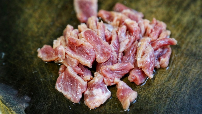 美食丨洋葱炒孜然牛肉 超级香的家常小炒,将所有食材清洗干净,牛肉逆丝切块。