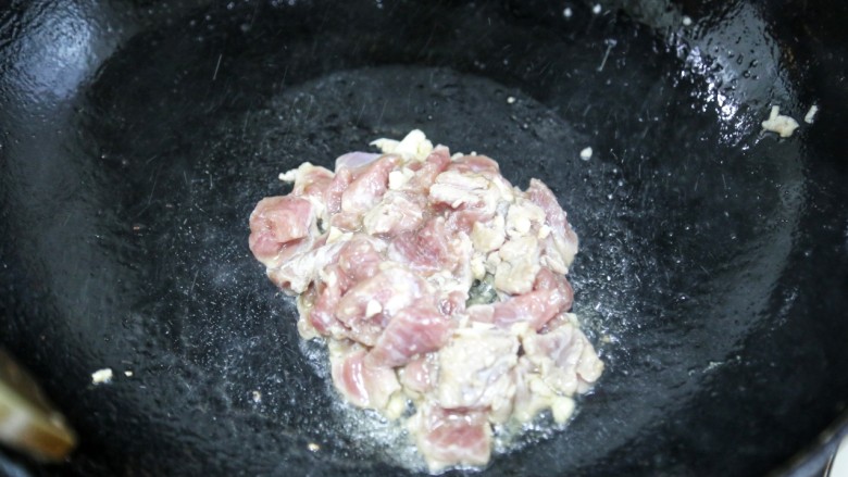 美食丨洋葱炒孜然牛肉 超级香的家常小炒,热锅冷油,加入牛肉片,快速翻炒。