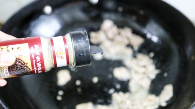 美食丨洋葱炒孜然牛肉 超级香的家常小炒,待牛肉炒至发白时,加入一大勺黑椒粉。再加入适量孜然粉,翻炒均匀。