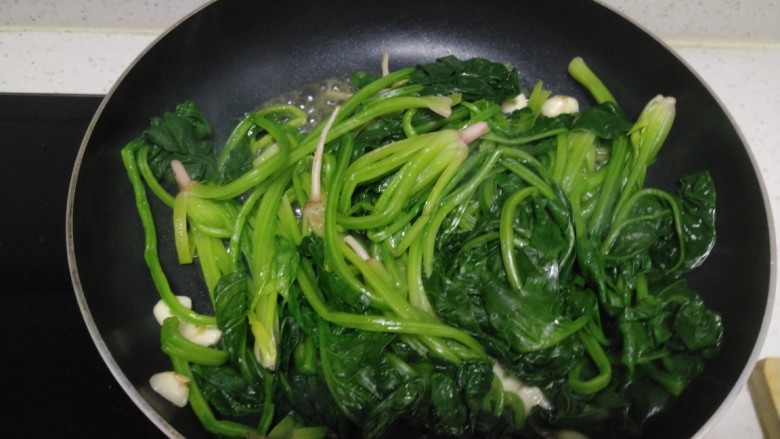黄豆燕麦山药糊+胡萝卜鸡蛋饼+清炒菠菜,放入焯过水的<a style='color:red;display:inline-block;' href='/shicai/ 117'>菠菜</a>。