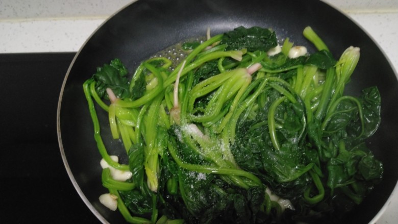 黄豆燕麦山药糊+胡萝卜鸡蛋饼+清炒菠菜,翻炒均匀,加入盐、<a style='color:red;display:inline-block;' href='/shicai/ 756'>鸡精</a>。