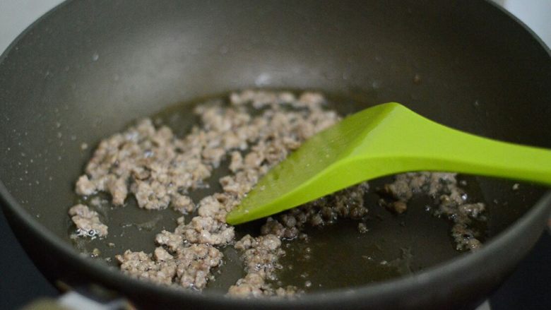 杂蔬酱拌面,锅里烧热油，下肉末炒散