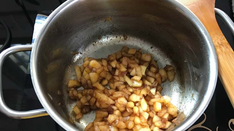 苹果杯子蛋糕,加入肉桂粉拌匀放凉待用。