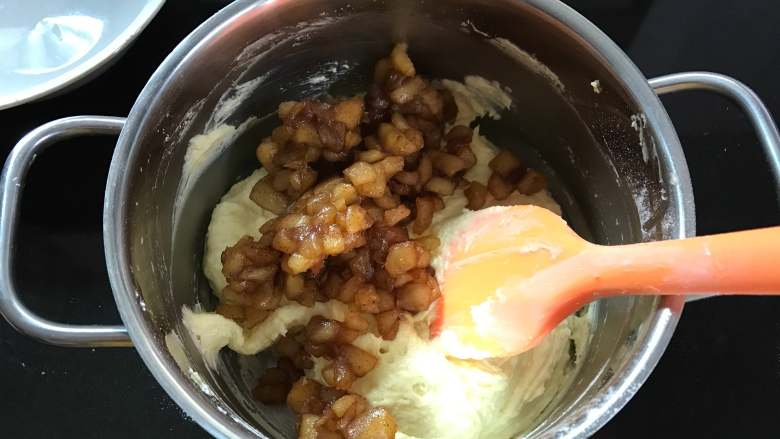 苹果杯子蛋糕,加入放凉的苹果粒拌匀。