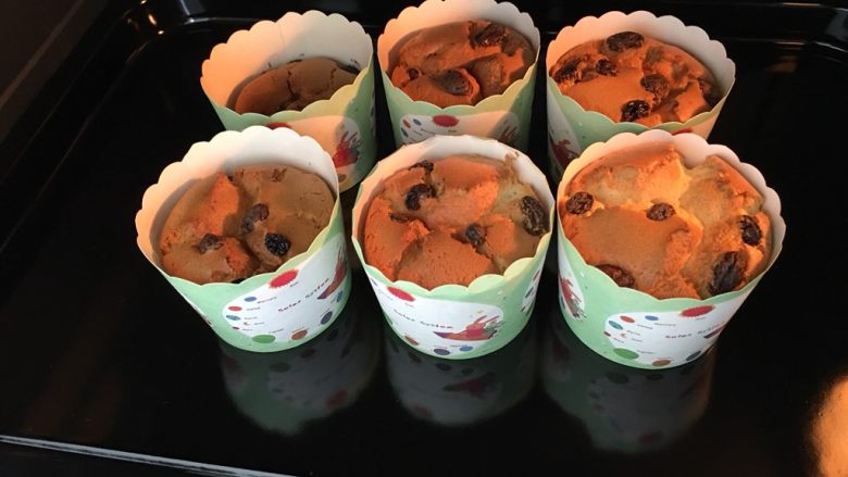 盆栽草莓蛋糕,上下火190度30分钟左右(根据自家烤箱的温度脾气来调整。)