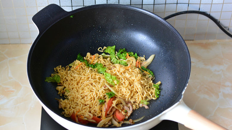 青菜炒面,放入调味料,翻炒几下就可以出锅了,放在盘子里