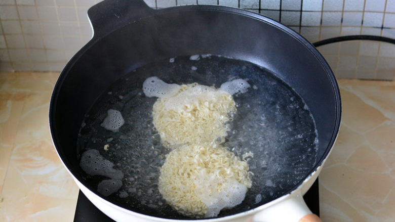 青菜炒面,把面条下进锅里,煮2分钟,熟而不烂的状态