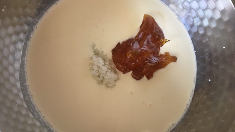 自制太妃糖,将所有材料放入不粘锅,小奶锅最好,量少锅大容易不均匀
