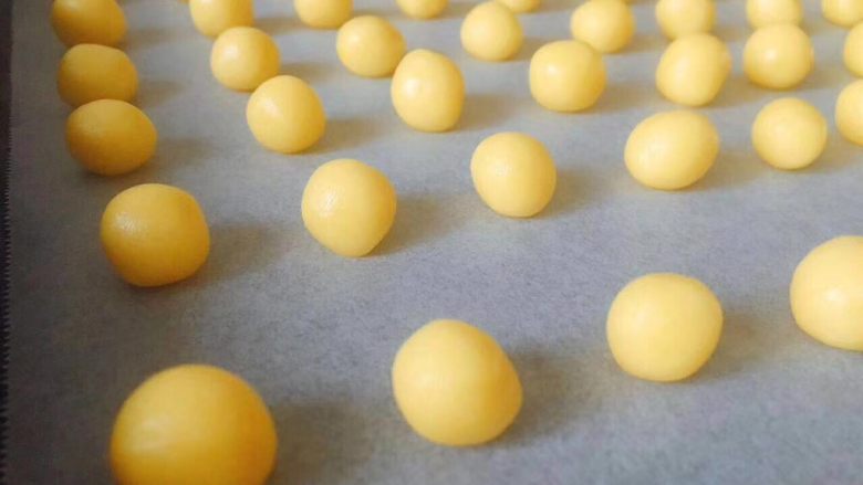 黄金小奶豆,7⃣️用手搓成直径约1厘米的小球,烤箱150度,10分钟