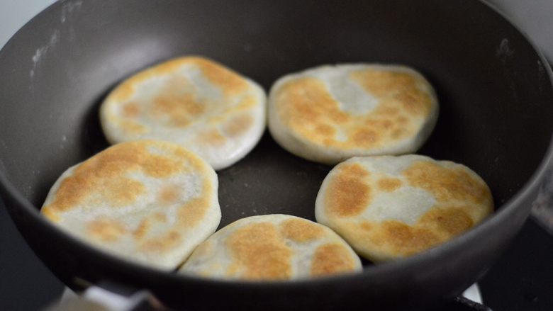 香葱牛肉馅饼,煎至一面焦黄再反转煎另外一面