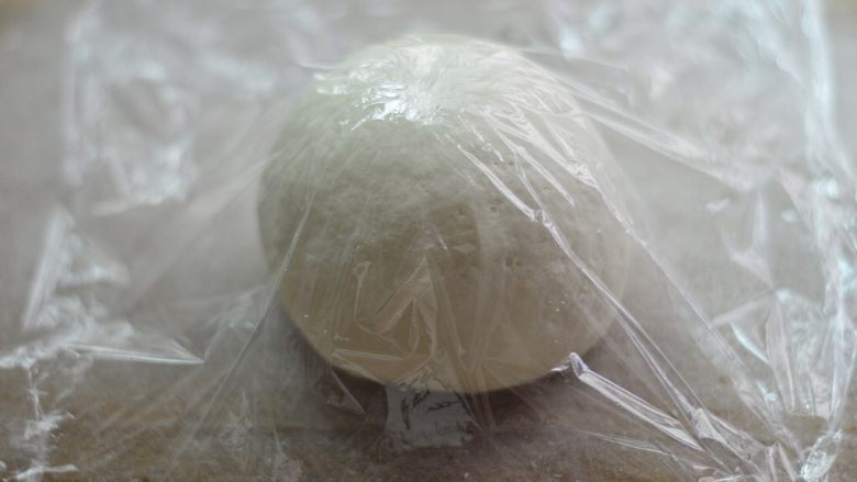 香葱牛肉馅饼,揉成光滑的面团后盖上保鲜膜,醒20分钟