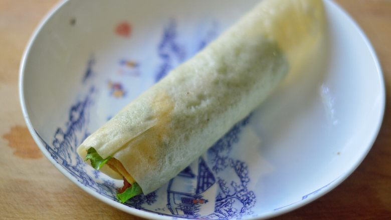 培根鸡蛋卷饼,从一边卷起，卷成卷饼即可