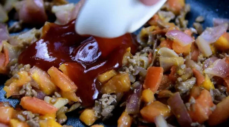 万圣节——自地中海的黑暗料理!墨鱼汁意面!,倒入番茄酱翻炒均匀