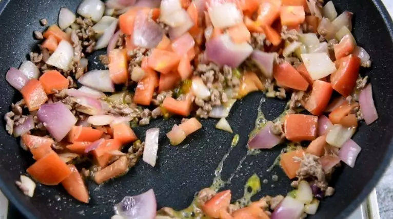 万圣节——自地中海的黑暗料理!墨鱼汁意面!,加入番茄丁炒软