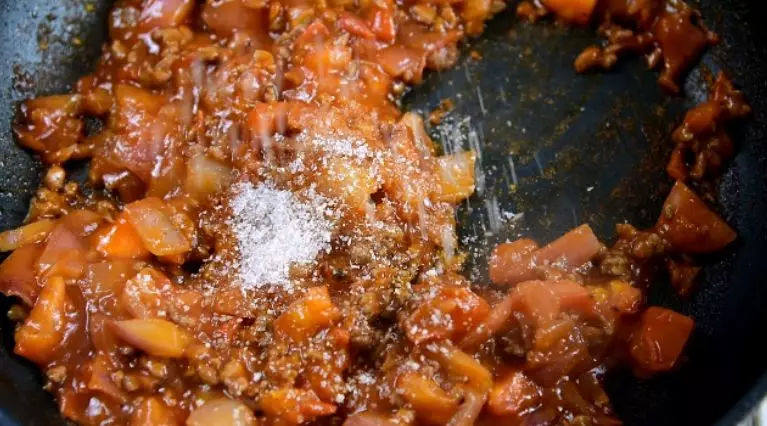 万圣节——自地中海的黑暗料理!墨鱼汁意面!,加入盐、糖、芝士粉,炒匀备用