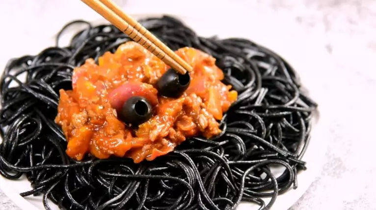 万圣节——自地中海的黑暗料理!墨鱼汁意面!,中间盖上肉酱,再用橄榄做上眼睛