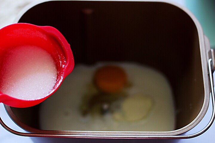 超级的软妹子牛奶豆沙吐司,把称重的<a style='color:red;display:inline-block;' href='/shicai/ 219'>牛奶</a>和全蛋液倒入面包桶里,这个时候加入甘汁园双碳白砂糖,听说是无硫的比较健康,而且不容易变色,特别好溶解。