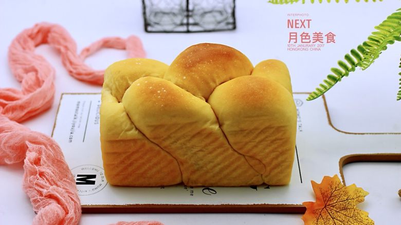 超级的软妹子牛奶豆沙吐司,戴上隔热手套取出模具,出炉啦。